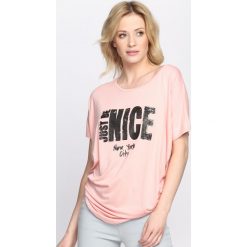 Różowy T-shirt Just Be Nice. Różowe t-shirty damskie marki Born2be, xl, z nadrukiem, z okrągłym kołnierzem. Za 39,99 zł.