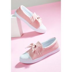 Różowe Slip On Fixation. Różowe trampki i tenisówki damskie Born2be. Za 39,99 zł.
