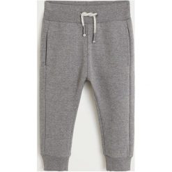 Mango Kids - Spodnie dziecięce Mateop5. Szare spodnie chłopięce Mango Kids, bez wzorów, z bawełny, casualowe. Za 35,90 zł.