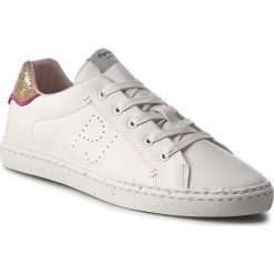 Sneakersy PEPE JEANS - Halley Basic PGS30254 White 800. Białe półbuty damskie Pepe Jeans, z aplikacjami, z jeansu, bez obcasa, na płaskiej podeszwie, bez zapięcia. W wyprzedaży za 129,00 zł.