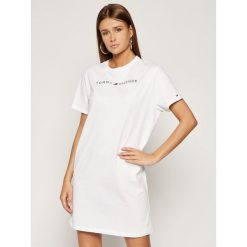 Sukienka codzienna TOMMY HILFIGER Rn Dress Half Sleeve UW0UW01639. Białe sukienki damskie TOMMY HILFIGER, na co dzień, xs, bez wzorów, z bawełny, bez kołnierzyka, bez rękawów, proste. Za 229,00 zł.
