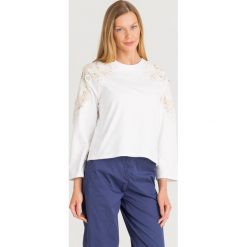 BLUZA Twinset. Białe bluzy damskie Twinset, s, w koronkowe wzory, z bawełny, bez rękawów, bez kaptura. Za 629,30 zł.