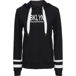 Bluza z kapturem i nadrukiem bonprix czarny. Czarne bluzy z kapturem damskie bonprix, z nadrukiem. Za 89,99 zł.