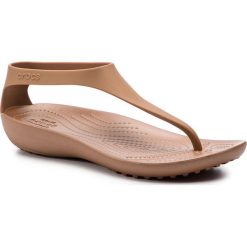 Sandały CROCS - Serena Flip W 205468 Bronze/Bronze. Pomarańczowe klapki damskie Crocs, bez wzorów, z tworzywa sztucznego, bez obcasa. Za 139,00 zł.