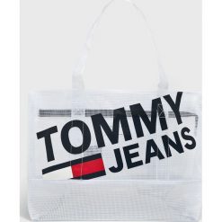 Tommy Jeans - Torebka. Białe torebki klasyczne damskie Tommy Jeans, z nadrukiem, z poliesteru, casualowe, na ramię, duże, z nadrukiem, bez dodatków. W wyprzedaży za 199,90 zł.