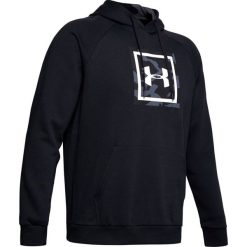 Under Armour Rival Fleece Printed Hoodie 1345636-001 bluzy męskie czarne M. Czarne bluzy męskie Under Armour, m, z nadrukiem, z bawełny, sportowe, z kapturem, bez rękawów, z kapturem. W wyprzedaży za 179,99 zł.
