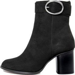 Skórzane botki "Shaker" w kolorze czarnym. Czarne botki damskie Bluetag, Gusto, bez obcasa, na klamry. W wyprzedaży za 307,95 zł.