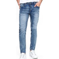 SPODNIE DENIM O KROJU SLIM. Niebieskie spodnie męskie Top Secret, na co dzień, na lato, s, bez wzorów, z jeansu. W wyprzedaży za 99,99 zł.