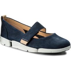 Półbuty CLARKS - Tri Carrie 261311084 Navy Nubuck. Niebieskie półbuty damskie skórzane marki Clarks, na płaskiej podeszwie. W wyprzedaży za 269,00 zł.