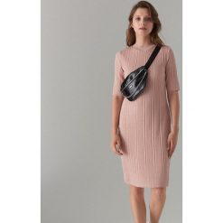 Dzianinowa midi sukienka - Różowy. Różowe sukienki damskie Mohito, s, bez wzorów, z dzianiny, bez kołnierzyka, bez rękawów, midi. Za 129,99 zł.