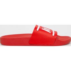 TheWhiteBrand - Klapki. Czerwone klapki damskie TheWhiteBrand, bez wzorów, z gumy, bez obcasa, na obcasie. W wyprzedaży za 129,90 zł.