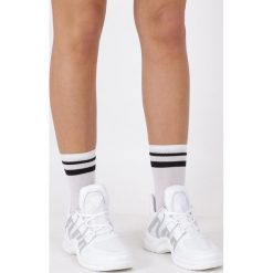 Białe buty sportowe sneakersy sznurowane casu 7-k573c. Białe buty sportowe damskie Casu, bez wzorów, ze skóry ekologicznej, sportowe. W wyprzedaży za 69,99 zł.