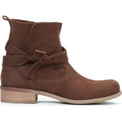Botki - skóra naturalna - model 458 - kolor brązowy przecierka. Pomarańczowe botki damskie Zapato, z jeansu, eleganckie, z okrągłym noskiem, bez obcasa, na płaskiej podeszwie, bez zapięcia. W wyprzedaży za 299,25 zł.