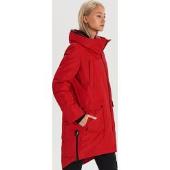 Pikowany płaszcz z wysokim kołnierzem - Czerwony. Czerwone płaszcze damskie Cropp, s, bez wzorów. Za 349,99 zł.