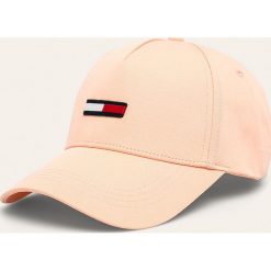 Tommy Jeans - Czapka. Pomarańczowe czapki damskie Tommy Jeans, z aplikacjami, z bawełny. Za 139,90 zł.