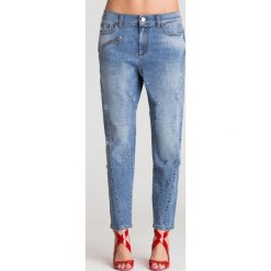 JEANSY VERSACE JEANS REGULAR FIT. Niebieskie jeansy damskie Versace Jeans, z aplikacjami, z jeansu. Za 764,50 zł.