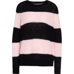 Swetry klasyczne damskie: DRYKORN CADY Sweter black/rose cloud