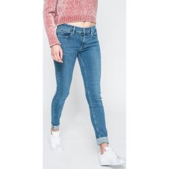 Levi's - Jeansy 710. Czerwone jeansy damskie marki Levi's®, z aplikacjami, z elastanu. W wyprzedaży za 239,90 zł.