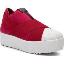 Sneakersy TOGOSHI - FESSURA TG-08-02-000046 608. Czerwone półbuty damskie Togoshi, bez wzorów, ze skóry ekologicznej, bez obcasa, na koturnie, bez zapięcia. W wyprzedaży za 389,00 zł.