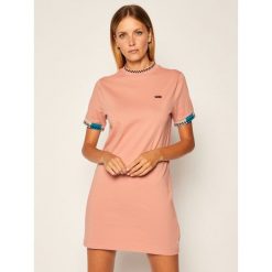 Sukienka codzienna Vans Hi Roller Tri VN0A4SAI. Różowe sukienki damskie Vans, na co dzień, xs, bez wzorów, bez kołnierzyka, bez rękawów, proste. Za 239,00 zł.
