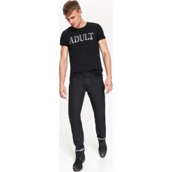 Spodnie denim z efektem pasty. Czarne spodnie męskie Top Secret, na co dzień, na zimę, m, bez wzorów, z tkaniny, eleganckie. W wyprzedaży za 49,99 zł.