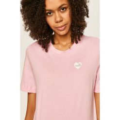 Love Moschino - T-shirt. Różowe bluzki damskie Love Moschino, m, z nadrukiem, z elastanu, casualowe, z okrągłym kołnierzem, z krótkim rękawem. Za 389,90 zł.