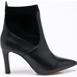 Caprice - Botki. Czarne buty zimowe damskie marki Caprice, z materiału, na obcasie. W wyprzedaży za 219,90 zł.