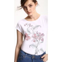 T-shirt krótki rękaw damski we wzory, z nadrukiem. Białe t-shirty damskie z nadrukiem, z bawełny, retro. W wyprzedaży za 14,99 zł.