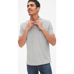 Koszulka polo w kolorze szarym. Szare koszulki męskie Gap Men, xxl, z haftami, polo, bez rękawów. W wyprzedaży za 65,95 zł.