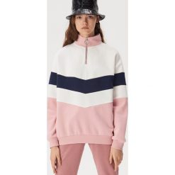 Kolorowa bluza ze stójką - Różowy. Różowe bluzy damskie Sinsay, s, bez wzorów, bez rękawów, bez kaptura. Za 59,99 zł.