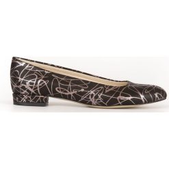 Wzorzyste balerinki z ostrym noskiem - skóra naturalna - model 050 - kolor srebrny wzór. Szare baleriny damskie Zapato, bez wzorów, ze skóry, bez obcasa. Za 309,00 zł.