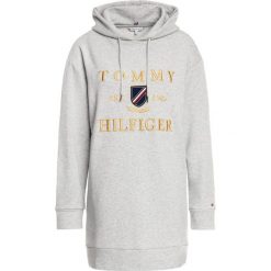 Sukienka dzianinowa TOMMY HILFIGER WW0WW26383. Szare sukienki damskie TOMMY HILFIGER, s, bez wzorów, z bawełny, bez kołnierzyka, bez rękawów. W wyprzedaży za 379,00 zł.