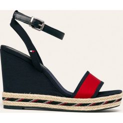 Tommy Hilfiger - Sandały. Niebieskie koturny damskie TOMMY HILFIGER, bez obcasa, na obcasie, na klamry. Za 449,90 zł.