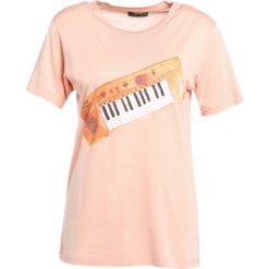 T-shirty damskie: Stine Goya MILO KEEPSAKE Tshirt z nadrukiem rose/yellow