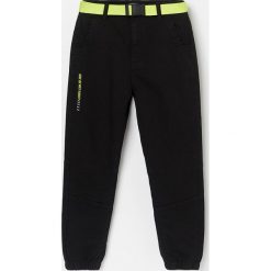 Joggery z obniżonym stanem - Czarny. Czarne spodnie męskie Reserved, bez wzorów. W wyprzedaży za 35,99 zł.