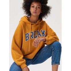 Bluza w stylu college - Żółty. Żółte bluzy damskie Sinsay, s, bez wzorów, bez rękawów, bez kaptura. Za 49,99 zł.