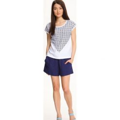BLUZA NIEROZPINANA DAMSKA WE WZORY. Białe bluzy damskie marki TROLL, s, z nadrukiem, bez rękawów, bez kaptura. W wyprzedaży za 39,99 zł.