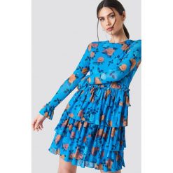 NA-KD Boho Siateczkowa sukienka z falbaną - Multicolor. Szare sukienki damskie NA-KD Boho, bez wzorów, boho, z okrągłym kołnierzem, z długim rękawem, długie, maxi. W wyprzedaży za 142,06 zł.