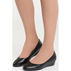 Czarne Koturny Like Rose. Czerwone czółenka marki Born2be, z okrągłym noskiem, na niskim obcasie, na koturnie. Za 59,99 zł.