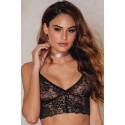 Biustonosze bardotka: NA-KD Lingerie Koronkowy biustonosz na guziki – Black