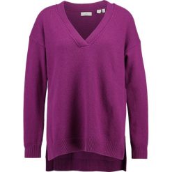 GANT VNECK Sweter magenta purple. Czerwone swetry klasyczne damskie marki GANT, m, z kaszmiru. W wyprzedaży za 461,45 zł.