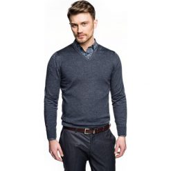 Sweter nagel w serek granatowy 0001. Niebieskie swetry klasyczne męskie marki Recman, m, z dekoltem w serek. Za 169,00 zł.