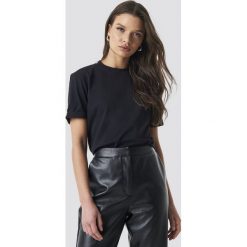 Linn Ahlborg x NA-KD Basic Roundneck T-shirt - Black. Czarne t-shirty damskie marki Linn Ahlborg x NA-KD, z aplikacjami, z okrągłym kołnierzem. Za 80,95 zł.