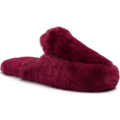 Kapcie EMU AUSTRALIA - Faraday W12057 Red Wine. Czerwone klapki damskie EMU Australia, bez wzorów, ze skóry, bez obcasa. Za 299,00 zł.