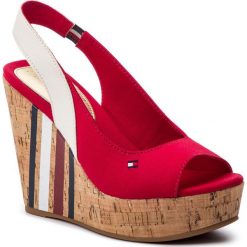 Sandały TOMMY HILFIGER - Sling Back Wedge Sandal Stripes FW0FW03839 Tango Red 611. Czerwone klapki damskie TOMMY HILFIGER, bez wzorów, ze skóry ekologicznej, bez obcasa, na obcasie. W wyprzedaży za 319,00 zł.
