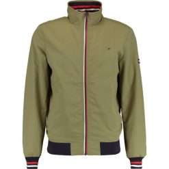 Tommy Jeans BASIC CASUAL Kurtka Bomber deep lichen. Brązowe kurtki męskie Tommy Jeans, s, bez wzorów, z jeansu, casualowe. W wyprzedaży za 359,40 zł.