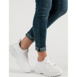 BiaŁe sneakersy na platformie. Białe sneakersy damskie SMALL SWAN, ze skóry ekologicznej. Za 89,90 zł.