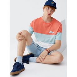 Koszulka z panelami, logo i trójkątem. Niebieskie koszulki męskie Pull&Bear, m, bez wzorów, bez kołnierzyka, z krótkim rękawem, krótkie. Za 59,90 zł.