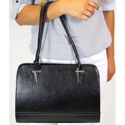 Skórzana torebka kuferek DAN-A T302 - czarny. Czarne kuferki damskie DAN-A, bez wzorów, ze skóry, eleganckie, bez dodatków. Za 259,99 zł.