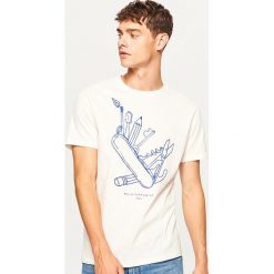 T-shirt Majsterkowicz - Kremowy. Białe t-shirty męskie Reserved, l. W wyprzedaży za 29,99 zł.